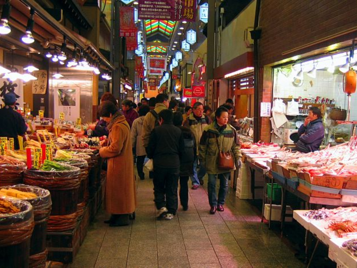 Торговля японии. Рынок Нисики. Нисикё рынок Киото. Nishiki Market shopping Street Kyoto. Япония торговля.