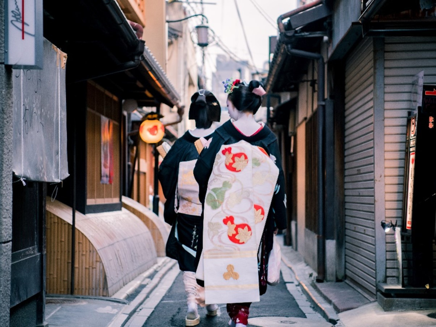 Geisha and Maiko in Gion